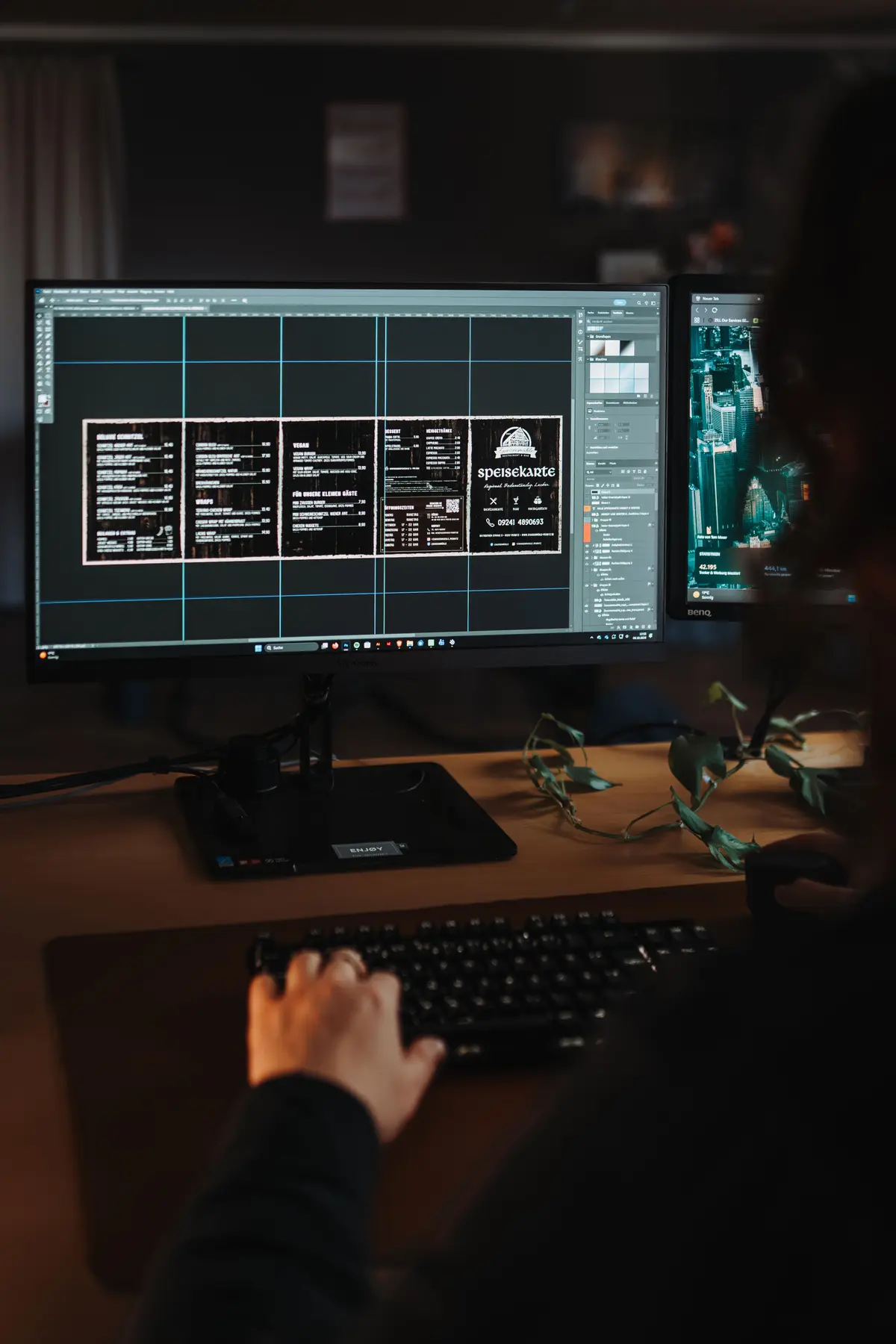 Monitor mit einer Speisekarte in Arbeit, davor Tastatur und Maus