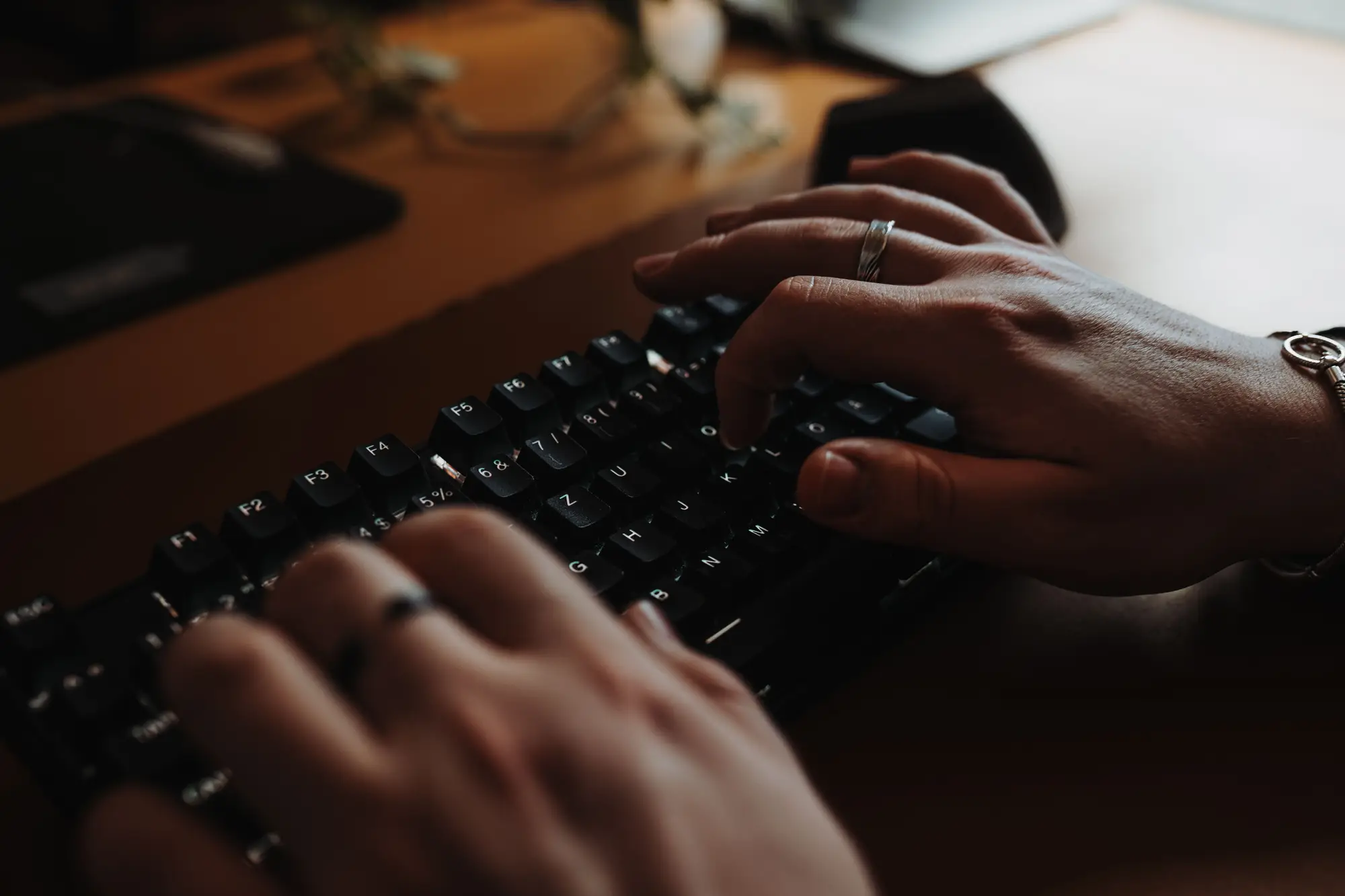 Nahaufnahme von Händen auf der Tastatur bei der Webentwicklung