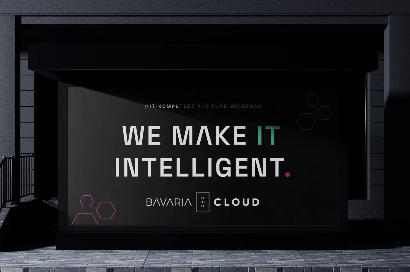 Großes Banner von BavariaCloud mit dem Claim „We make IT intelligent“ an einer dunklen Fassade