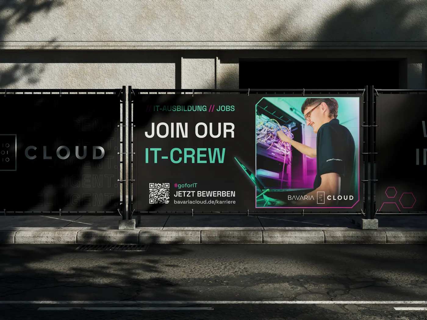 Bauzaunbanner mit der Aufschrift „Join our IT-Crew“ und QR-Code zur Bewerbung bei BavariaCloud