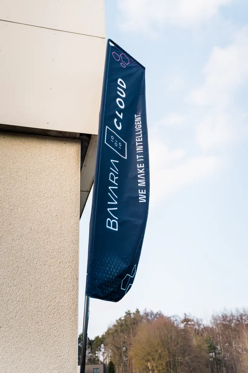 Beachflag mit BavariaCloud-Logo vor dem Firmengebäude