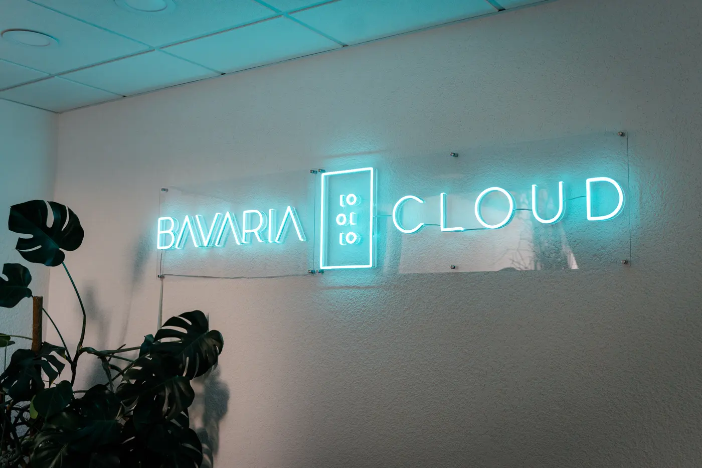 Leuchtendes BavariaCloud-Logo aus LED an der Wand im Empfangsbereich