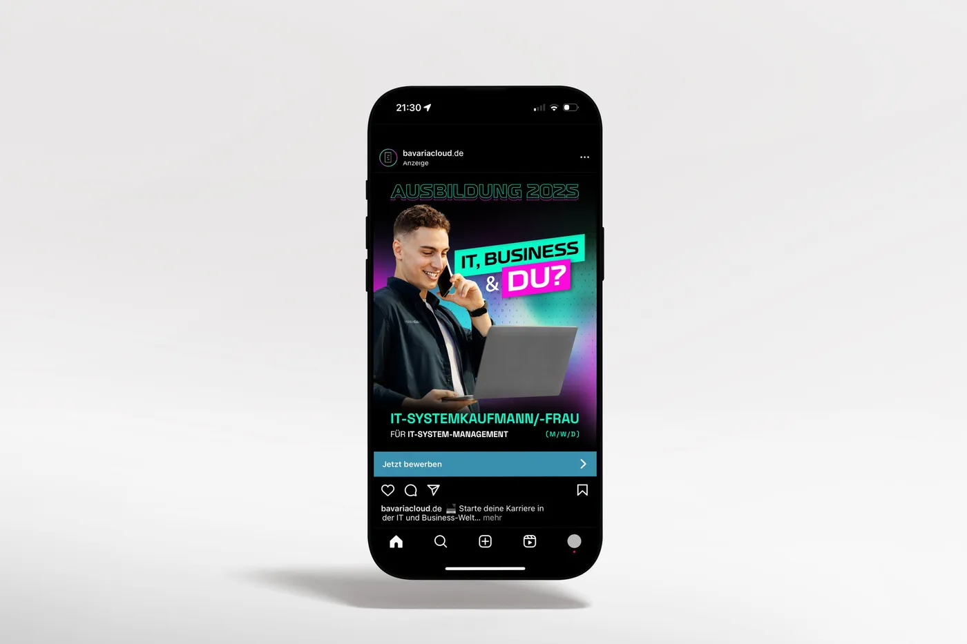 Smartphone mit der Instagram-Anzeige „IT, Business & DU?“ von BavariaCloud für die Ausbildung zum IT-Systemkaufmann