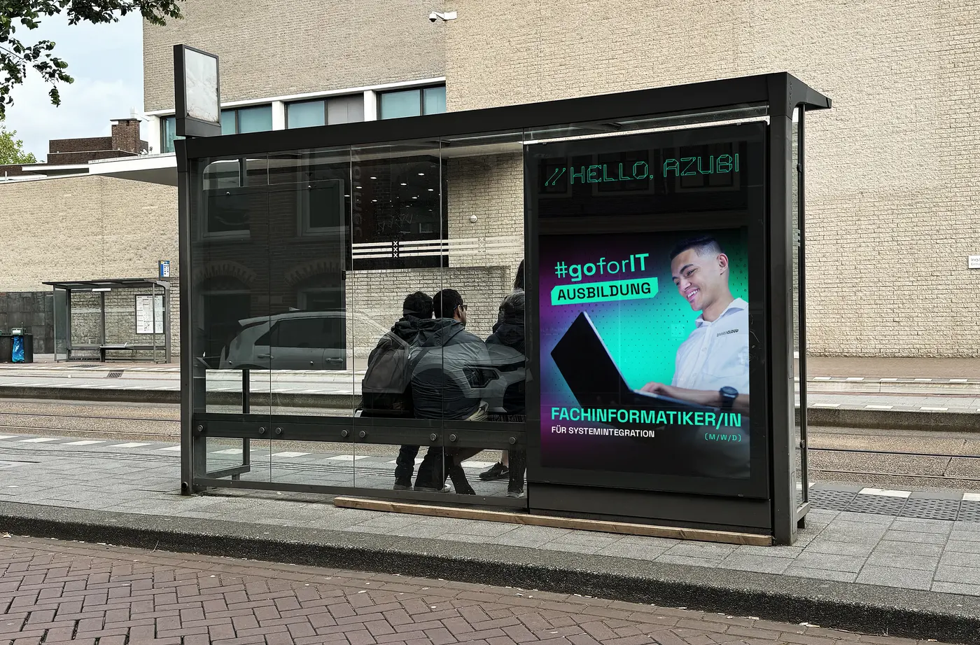 Konzept-Mockup: Citylight-Plakat mit der Kampagne #goforIT an einer Bushaltestelle in der Stadt