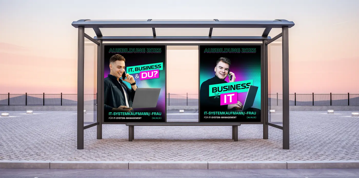 Konzept-Mockup: Recruiting-Plakate für Auszubildende an einer Bushaltestelle in der Abendsonne