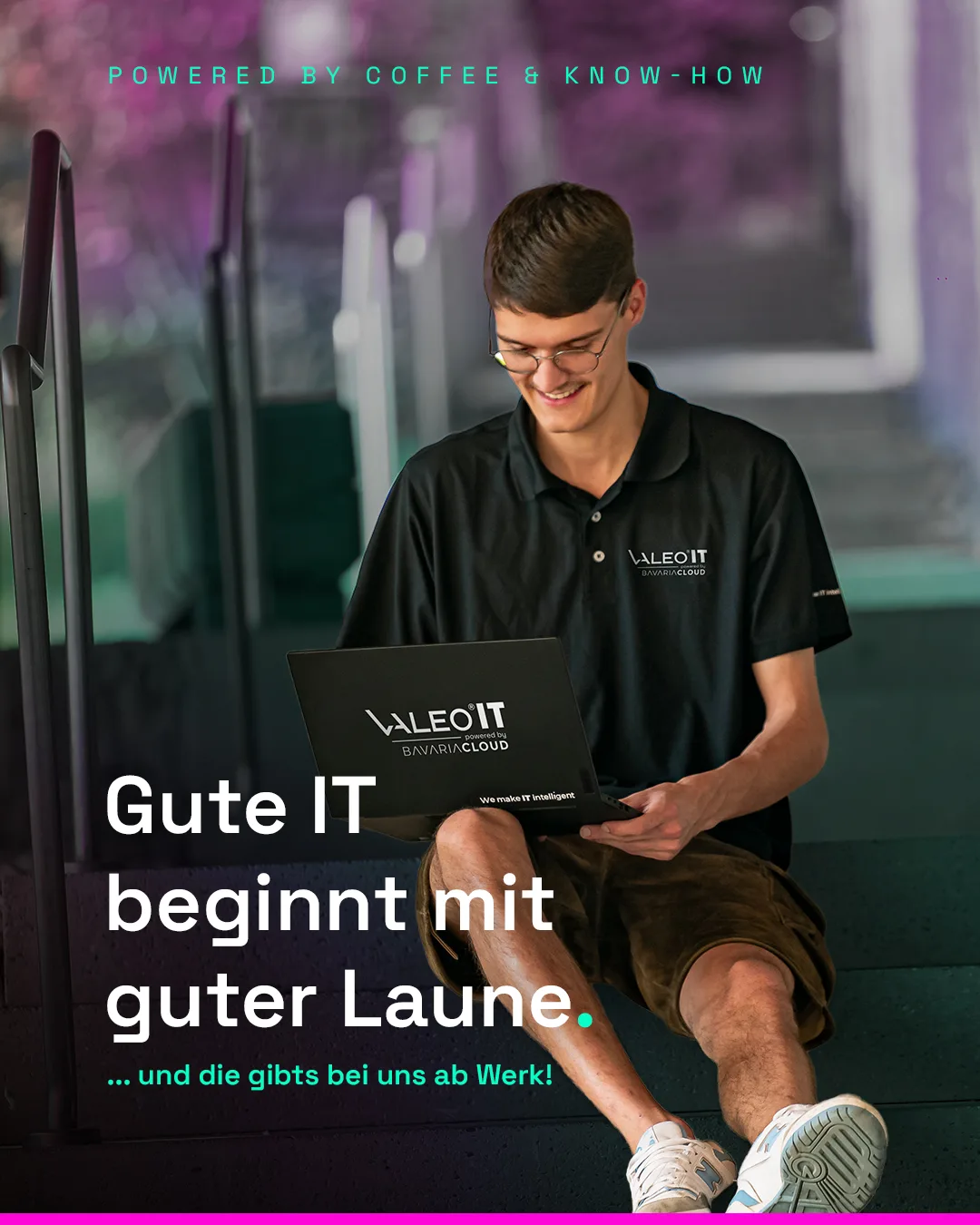 Instagram-Post „Gute IT beginnt mit guter Laune“ mit einem Mitarbeiter am Laptop