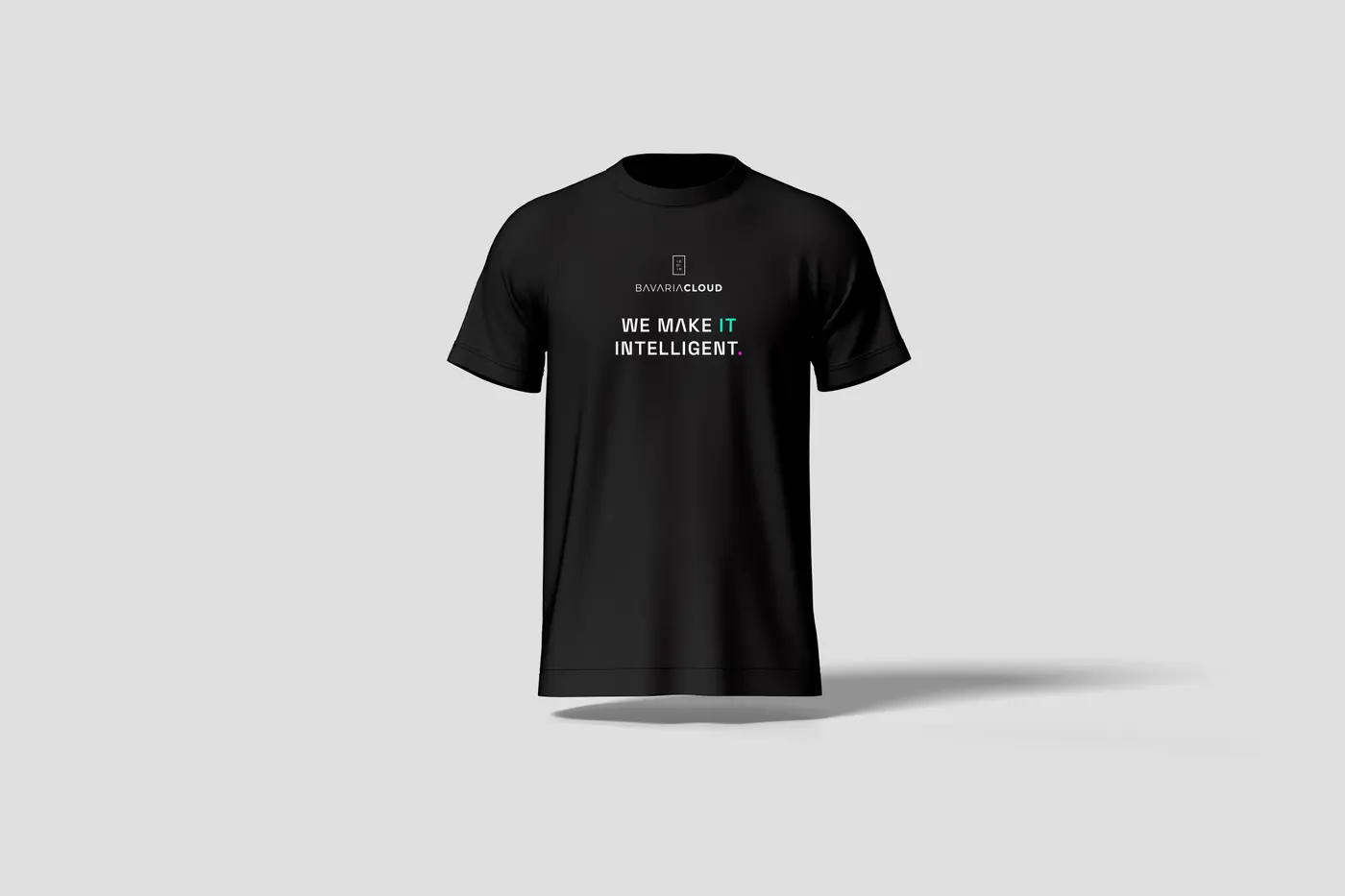 Schwarzes T-Shirt mit BavariaCloud-Logo und dem Claim „We make IT intelligent.“
