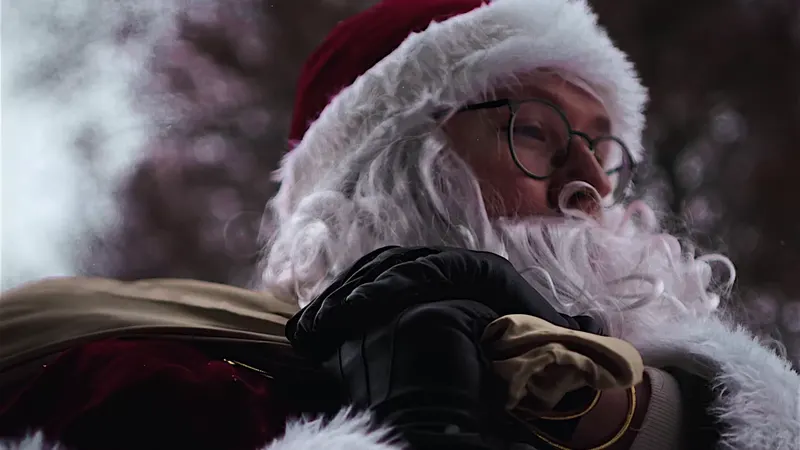 Standbild aus dem Weihnachtsvideo von BavariaCloud: Santa mit Brille und Sack