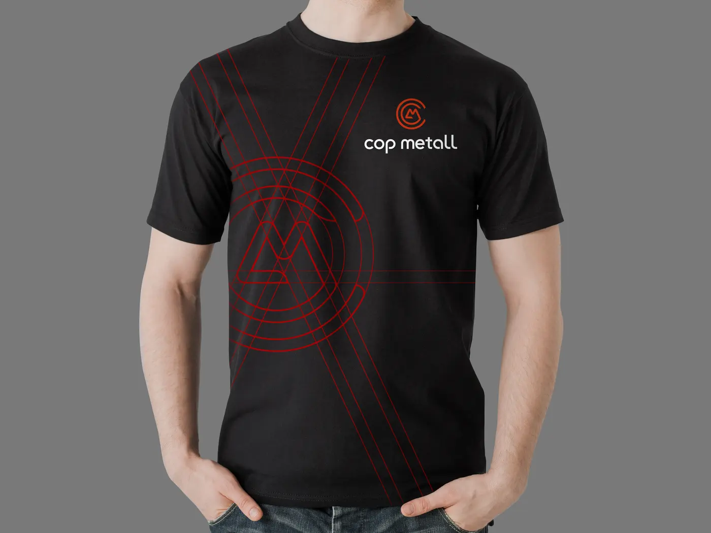 Konzept: schwarzes T-Shirt mit Cop-Metall-Logo auf der Brust und rotem Gestaltungselement