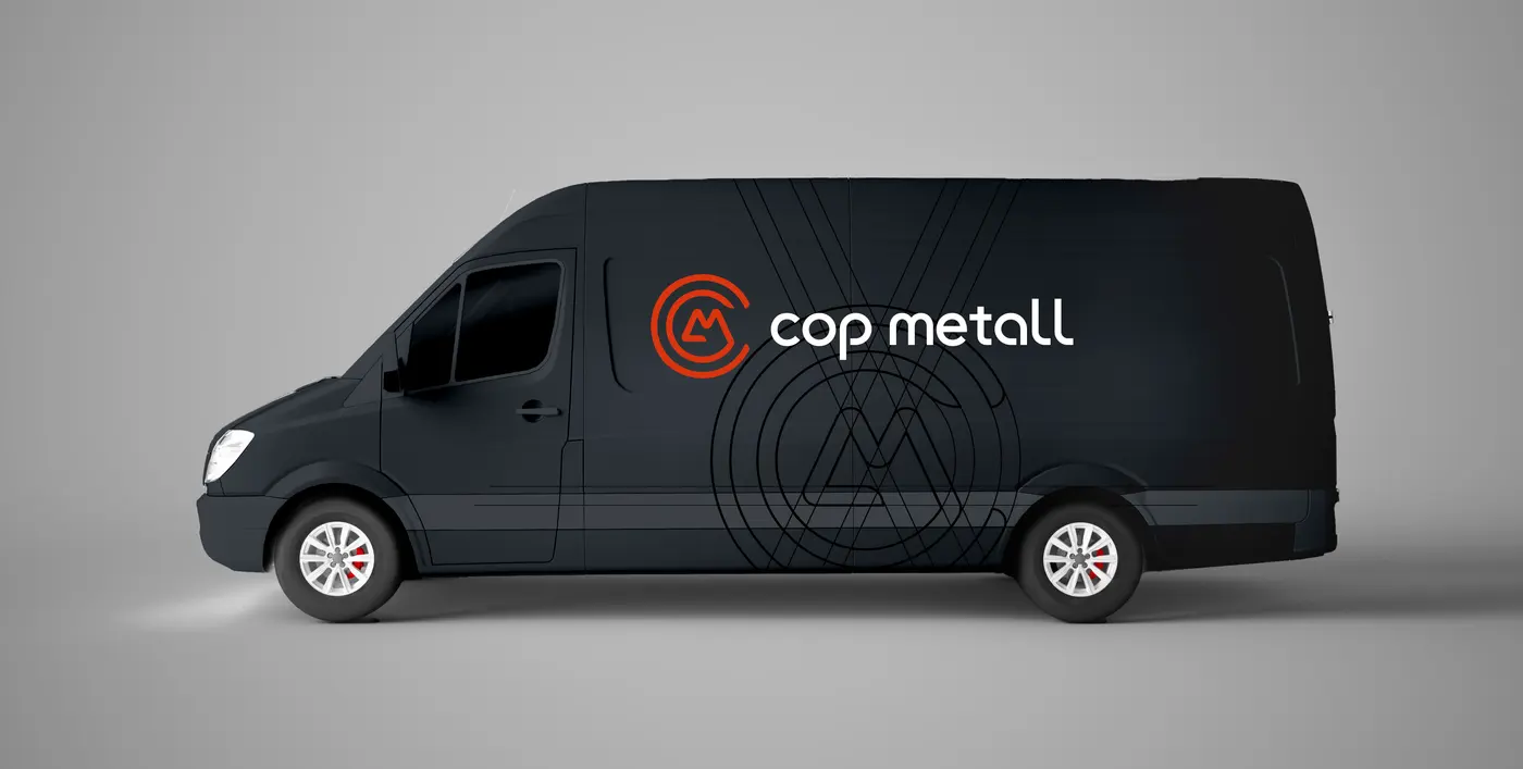 Konzept: dunkler Transporter mit Cop-Metall-Logo und großem Gestaltungselement auf der Seite