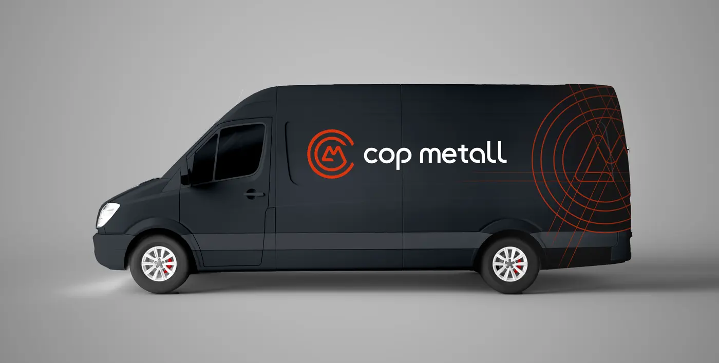 Konzept: dunkler Transporter mit Cop-Metall-Logo und Gestaltungselement am Heck