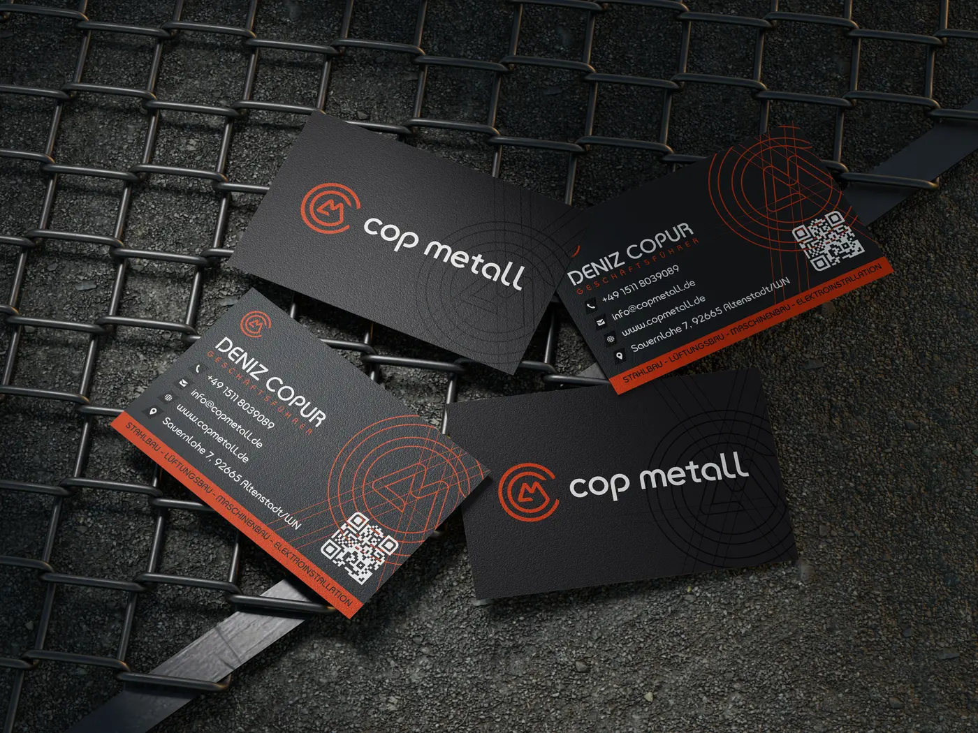 Visitenkarten von Cop Metall in Anthrazit mit rotem Logo, Gestaltungselement und QR-Code auf einem Gitterrost
