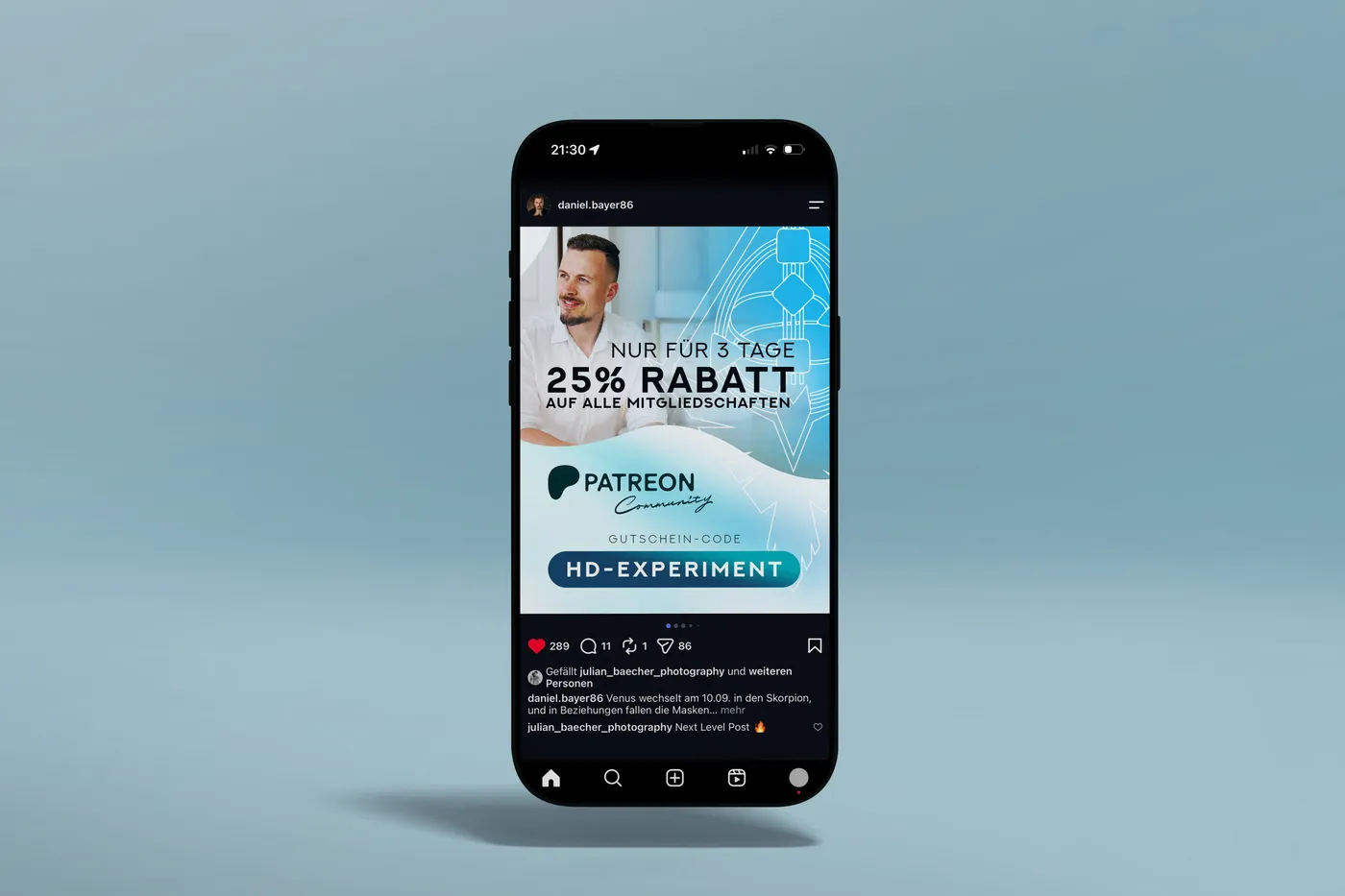 Smartphone mit einem Instagram-Beitrag von Daniel Bayer zur Rabattaktion seiner Patreon-Community