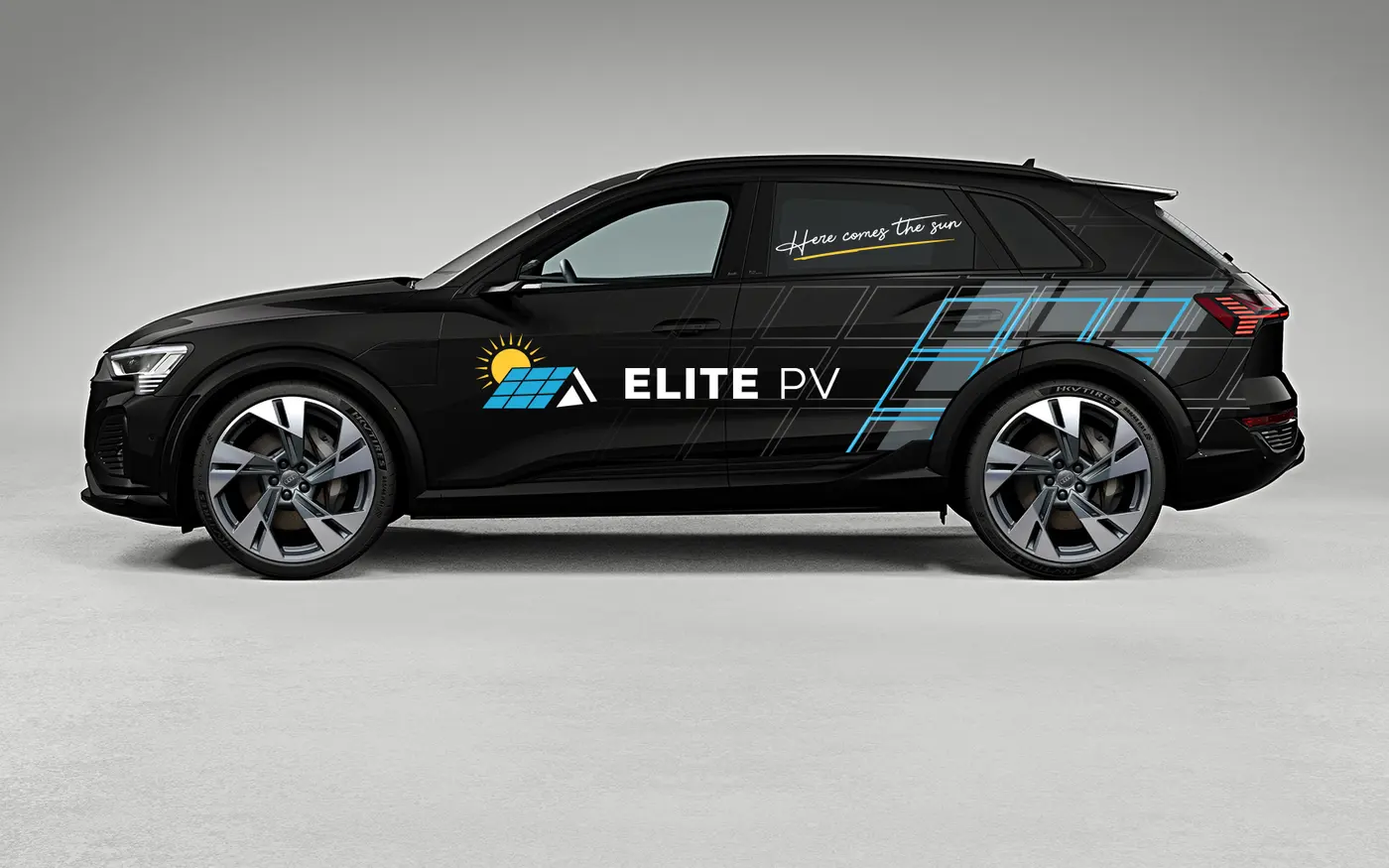 Schwarzer SUV mit Fahrzeugdesign von Elite PV: Logo, Modulmuster und Schriftzug „Here comes the sun“