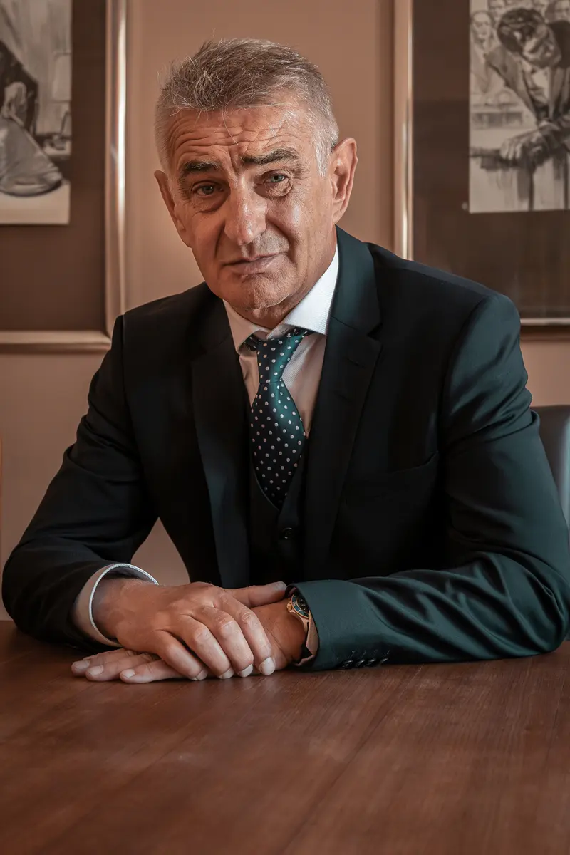 Helmut Mörtl sitzt am Schreibtisch und blickt in die Kamera