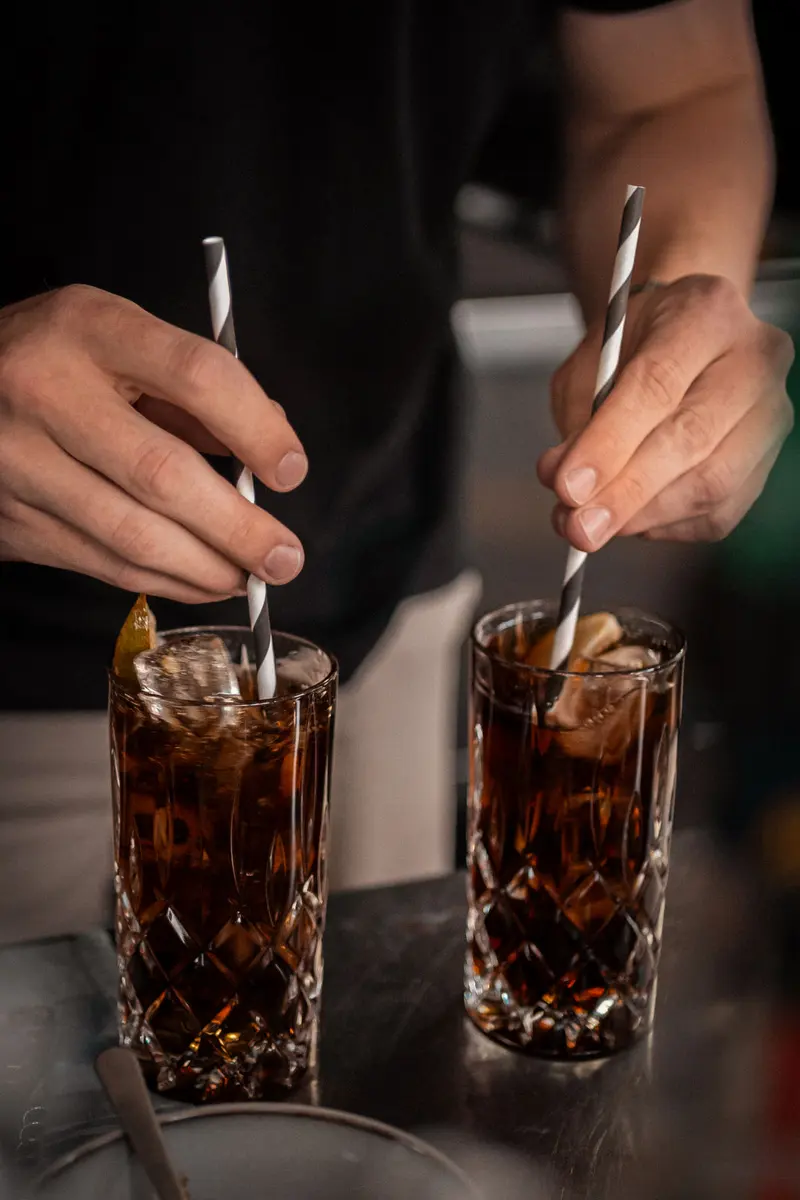 Zwei Drinks mit gestreiften Strohhalmen auf der Theke
