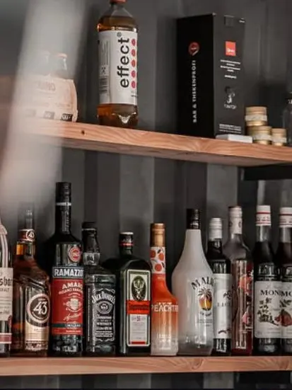 Instagram-Beitrag: Regal mit Spirituosen hinter der Bar