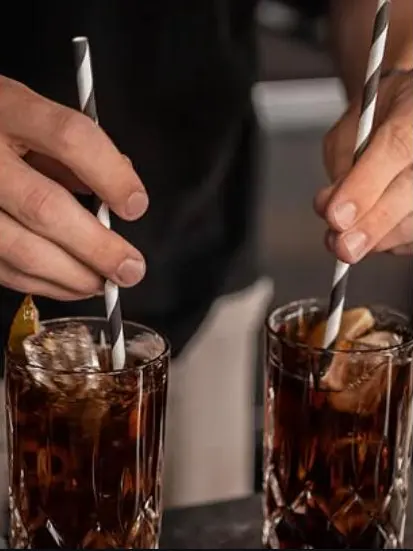 Instagram-Beitrag: zwei Longdrinks werden mit gestreiften Strohhalmen umgerührt