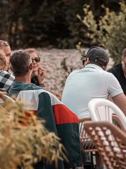 Instagram-Beitrag: Gäste an Tischen im Sand