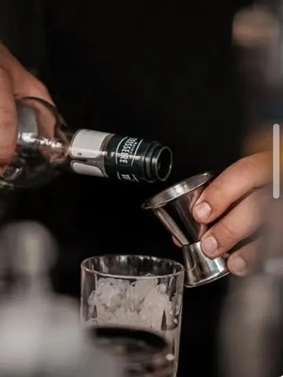 Instagram-Beitrag: Barkeeper gießt einen Drink aus dem Messbecher
