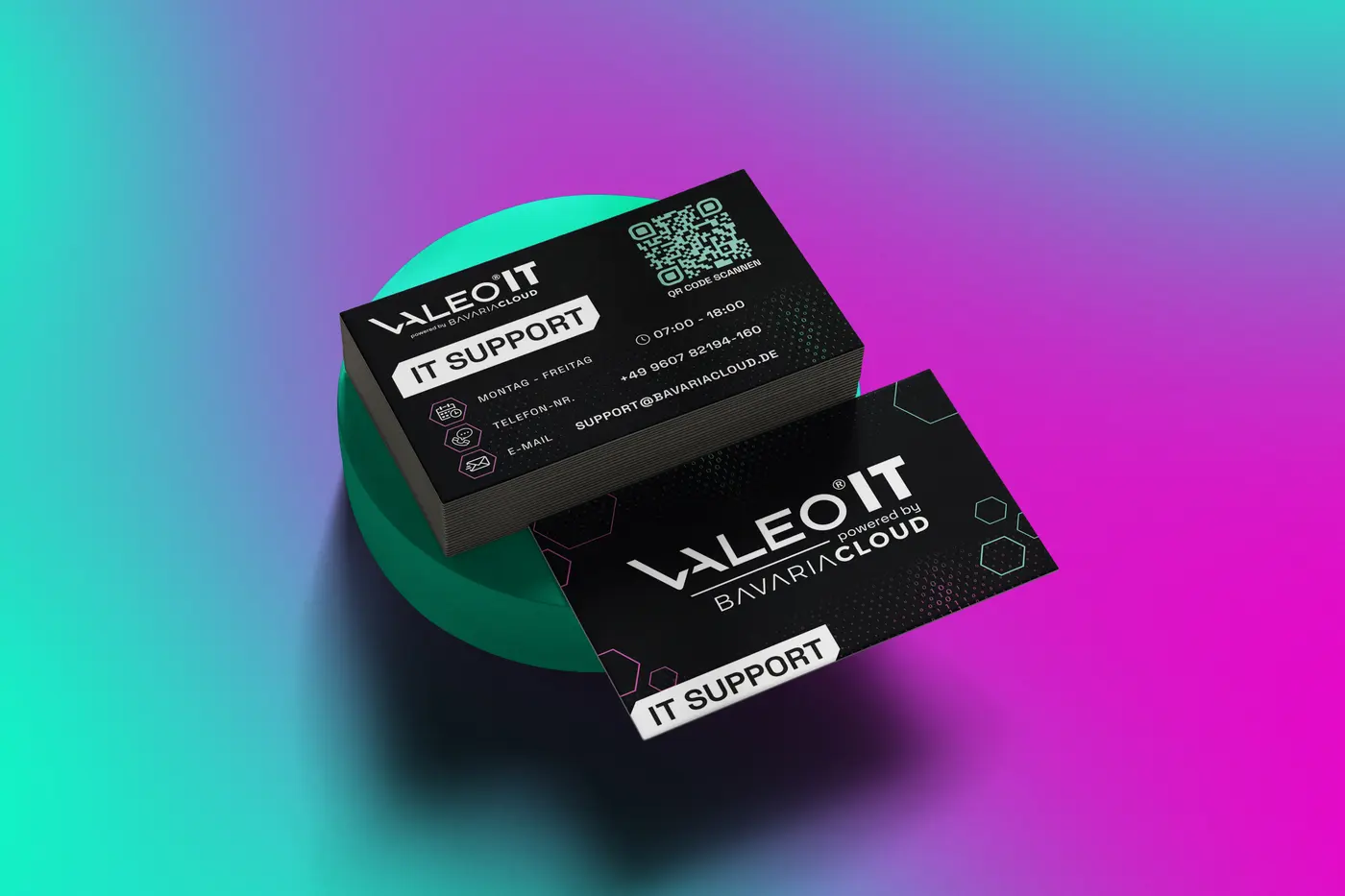 Visitenkarten des IT-Supports von VALEO IT powered by BavariaCloud, dunkel mit QR-Code