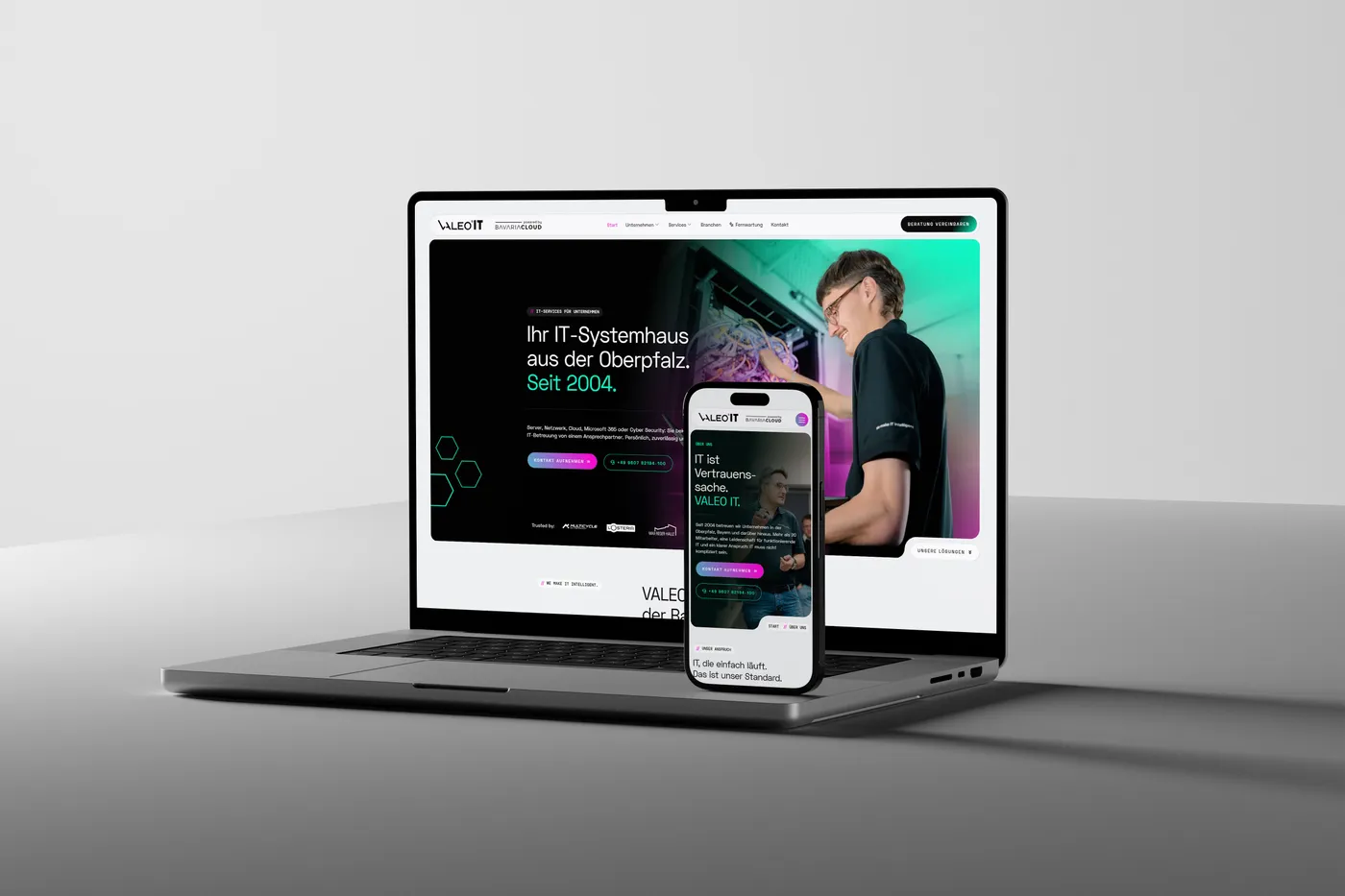 Laptop und Smartphone mit der neuen Webseite von VALEO IT vor hellem Hintergrund