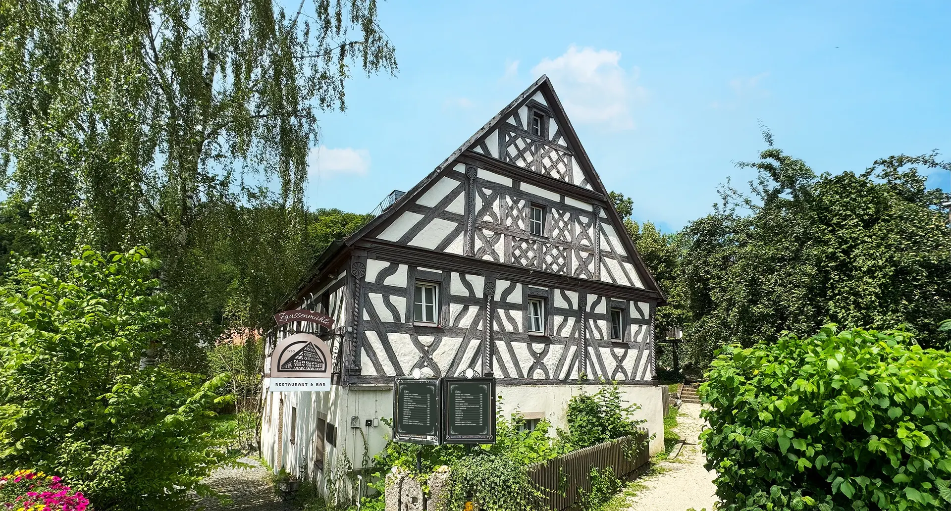 Das Fachwerkhaus der Zaussenmühle in Pegnitz im Sommer
