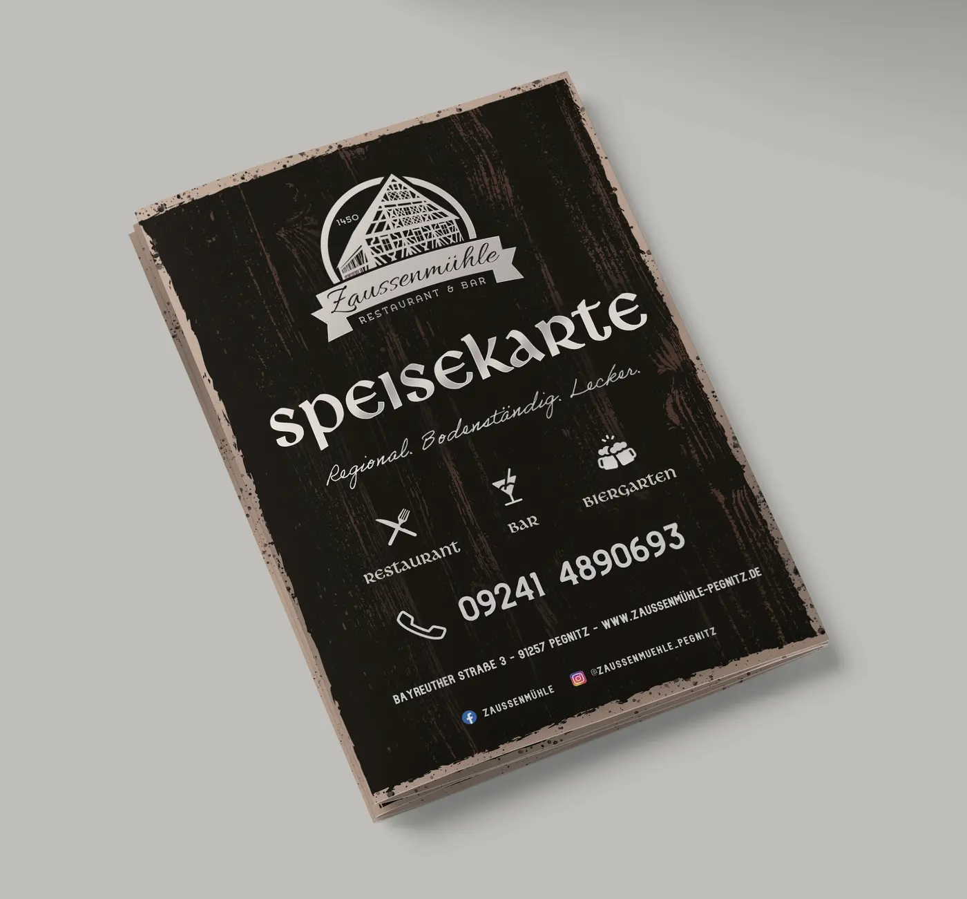 Nahaufnahme der Titelseite der Speisekarte der Zaussenmühle mit Hauslogo und Schriftzug